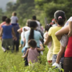 Migrantes cruzando frontera México-EEUU